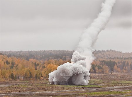 falling smoke trail in the sky and the explosion on the ground Stockbilder - Microstock & Abonnement, Bildnummer: 400-07168289