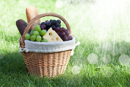 simsearch:400-05194830,k - Outdoor picnic basket with bread, cheese and grape on green lawn Stockbilder - Microstock & Abonnement, Bildnummer: 400-07168485