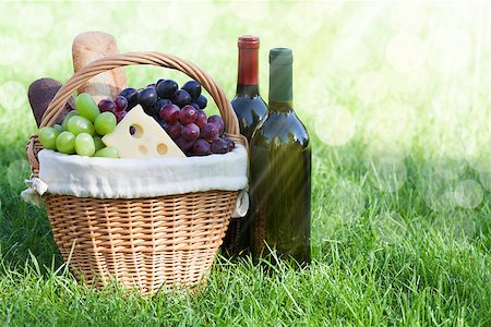 simsearch:400-05194830,k - Outdoor picnic basket with bread, cheese and grape and wine bottles on lawn Stockbilder - Microstock & Abonnement, Bildnummer: 400-07168486