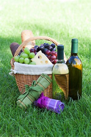 simsearch:400-05194830,k - Outdoor picnic basket with bread, cheese and grape and wine bottles on lawn Stockbilder - Microstock & Abonnement, Bildnummer: 400-07168487