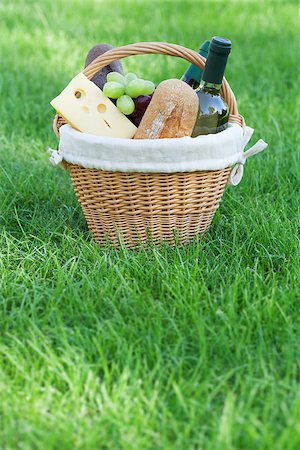 simsearch:400-05194830,k - Outdoor picnic basket with bread, cheese and grape and wine bottles on lawn Stockbilder - Microstock & Abonnement, Bildnummer: 400-07168488