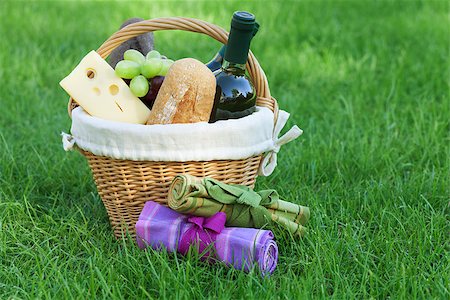 simsearch:400-05194830,k - Outdoor picnic basket with bread, cheese and grape and wine bottles on lawn Stockbilder - Microstock & Abonnement, Bildnummer: 400-07168489
