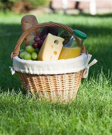 simsearch:400-05194830,k - Outdoor picnic basket with bread, cheese and grape on green lawn Stockbilder - Microstock & Abonnement, Bildnummer: 400-07168494