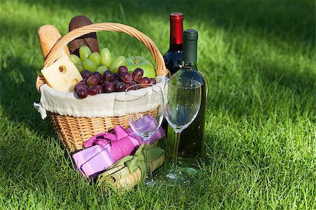 simsearch:400-05194830,k - Outdoor picnic basket with bread, cheese and grape and wine bottles on lawn Stockbilder - Microstock & Abonnement, Bildnummer: 400-07168496