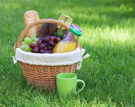 simsearch:400-05194830,k - Outdoor picnic basket with bread, cheese and grape on green lawn Stockbilder - Microstock & Abonnement, Bildnummer: 400-07168492