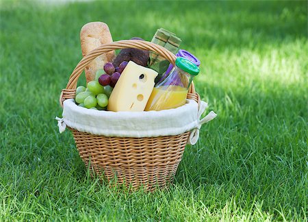 simsearch:400-05194830,k - Outdoor picnic basket with bread, cheese and grape on green lawn Stockbilder - Microstock & Abonnement, Bildnummer: 400-07168493