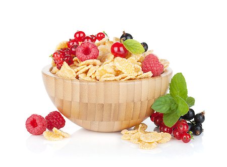 simsearch:400-05735704,k - Fresh corn flakes with berries in bowl. Isolated on white background Photographie de stock - Aubaine LD & Abonnement, Code: 400-07168611