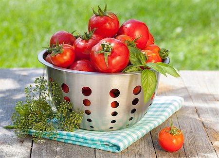 simsearch:400-06913270,k - Fresh ripe tomatoes in colander on wooden table Foto de stock - Super Valor sin royalties y Suscripción, Código: 400-07168624