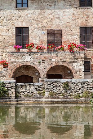 simsearch:400-07212378,k - Bagno Vignoni, ancient Tuscan village in Val d'Orcia, Italy Foto de stock - Royalty-Free Super Valor e Assinatura, Número: 400-07169047