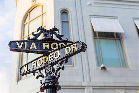 rodeo drive - Famous steetsigh of Rodeo Dr in Los Angeles, the Luxury block Foto de stock - Super Valor sin royalties y Suscripción, Código: 400-07169053