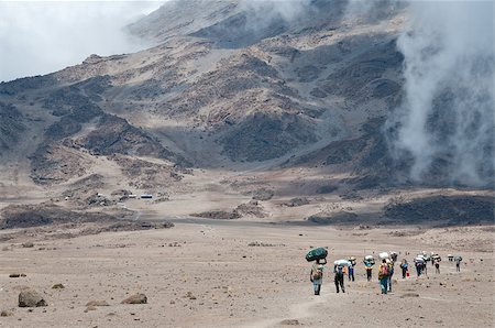 Porters crossing the Saddle on Kilimanjaro on route to Kibo Hut, the final camp before the summit attempt by trekkers Foto de stock - Super Valor sin royalties y Suscripción, Código: 400-07169072