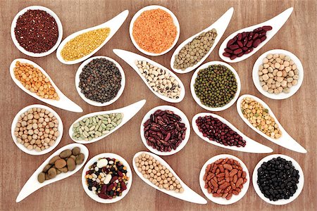 Dried pulses selection in white porcelain dishes over papyrus background. Photographie de stock - Aubaine LD & Abonnement, Code: 400-07169824