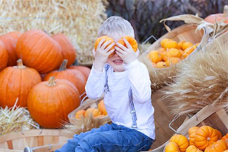 simsearch:400-07793720,k - little boy having fun at pumpkin patch Photographie de stock - Aubaine LD & Abonnement, Code: 400-07169847