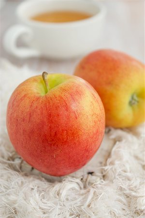 red apples and teacup on wooden table Stockbilder - Microstock & Abonnement, Bildnummer: 400-07174100