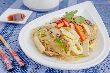 Chinese Cuisine, Crystal Noodles with tofu and mushroom Stockbilder - Microstock & Abonnement, Bildnummer: 400-07174101
