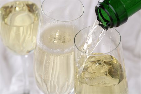 simsearch:400-06064766,k - Sparkling Champagne pouring into a glass, selective focus Stockbilder - Microstock & Abonnement, Bildnummer: 400-07174306