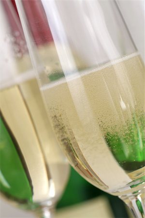 simsearch:400-06064766,k - Champagne or sparkling wine with bubbles in a glass with a bottle in the background Stockbilder - Microstock & Abonnement, Bildnummer: 400-07174309