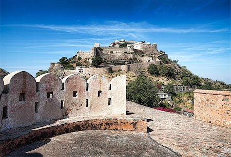 Kumbhalgarh fort, Rajasthan, India.  Kumbhalgarh is a Mewar fortress in the Rajsamand District of Rajasthan state in western India and is known world wide for its great history. Photographie de stock - Aubaine LD & Abonnement, Code: 400-07174439