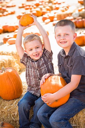 simsearch:400-07173767,k - Two Boys at the Pumpkin Patch Talking About Their Pumpkins and Having Fun on a Fall Day. Foto de stock - Royalty-Free Super Valor e Assinatura, Número: 400-07174819