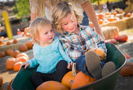 simsearch:400-07173767,k - Adorable Young Family Enjoys a Day at the Pumpkin Patch. Foto de stock - Royalty-Free Super Valor e Assinatura, Número: 400-07174838