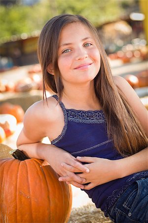 simsearch:400-07179959,k - Preteen Girl Portrait at the Pumpkin Patch in a Rustic Setting. Stockbilder - Microstock & Abonnement, Bildnummer: 400-07174844