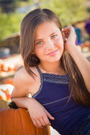 simsearch:400-07173767,k - Preteen Girl Portrait at the Pumpkin Patch in a Rustic Setting. Foto de stock - Royalty-Free Super Valor e Assinatura, Número: 400-07174845