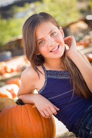 simsearch:400-07173780,k - Preteen Girl Portrait at the Pumpkin Patch in a Rustic Setting. Stockbilder - Microstock & Abonnement, Bildnummer: 400-07174846