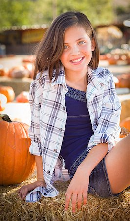 simsearch:400-07173780,k - Preteen Girl Portrait at the Pumpkin Patch in a Rustic Setting. Stockbilder - Microstock & Abonnement, Bildnummer: 400-07174847