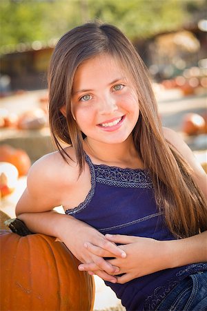 simsearch:400-07179959,k - Preteen Girl Portrait at the Pumpkin Patch in a Rustic Setting. Stockbilder - Microstock & Abonnement, Bildnummer: 400-07174843