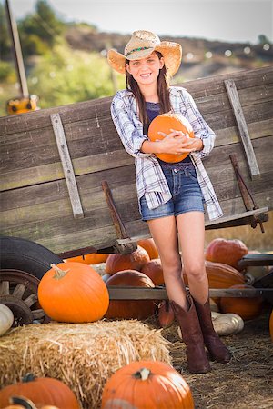 simsearch:400-07173780,k - Preteen Girl Wearing Cowboy Hat Portrait at the Pumpkin Patch in a Rustic Setting. Stockbilder - Microstock & Abonnement, Bildnummer: 400-07174851