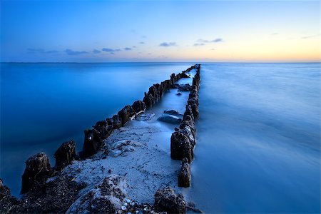 simsearch:400-07295926,k - long old wooden dike in North sea at dusk, Netherlands Foto de stock - Super Valor sin royalties y Suscripción, Código: 400-07174936