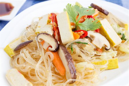 Chinese Cuisine, Crystal Noodles with tofu and mushroom Stockbilder - Microstock & Abonnement, Bildnummer: 400-07175176