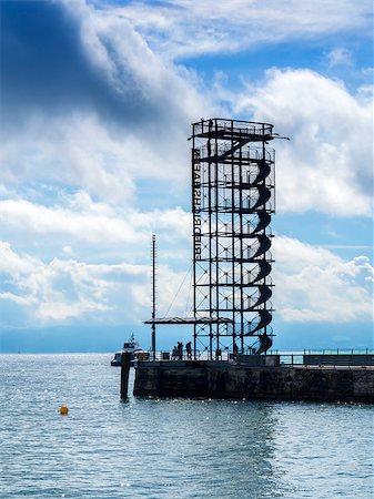 simsearch:400-07617810,k - At the edge of the lake Bodensee with view to a belvedere in the town Friedrichshafen, Germany Stockbilder - Microstock & Abonnement, Bildnummer: 400-07175189