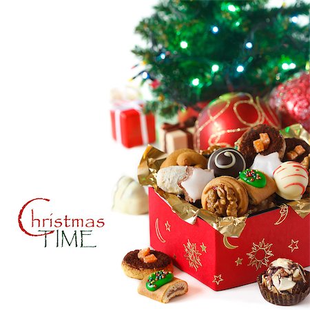 simsearch:400-05746007,k - Sweet Christmas cookies in a present box on a white background. Stockbilder - Microstock & Abonnement, Bildnummer: 400-07175456