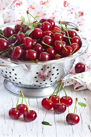 simsearch:400-06921455,k - Wet sweet cherries in a colander. Foto de stock - Super Valor sin royalties y Suscripción, Código: 400-07175478