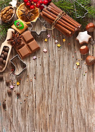 simsearch:400-07614271,k - Christmas decoration with cookies and spices on an old wooden background. Foto de stock - Super Valor sin royalties y Suscripción, Código: 400-07175502