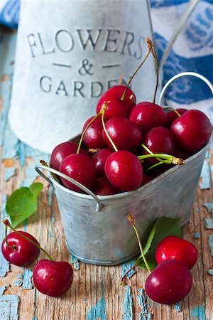 simsearch:400-06921455,k - Sweet cherries in a bowl on an old wooden board. Foto de stock - Super Valor sin royalties y Suscripción, Código: 400-07175518