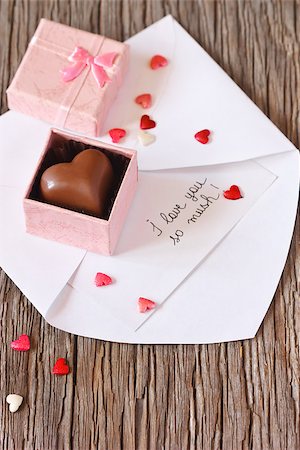 simsearch:400-07840610,k - Valentines love letter with chocolate heart on a wooden background. Photographie de stock - Aubaine LD & Abonnement, Code: 400-07175511