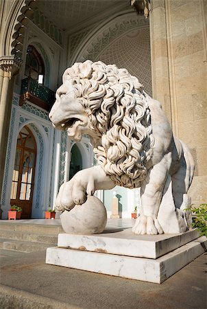 simsearch:879-09191563,k - Sculpture of lion with a ball on a background of palace Stockbilder - Microstock & Abonnement, Bildnummer: 400-07175747