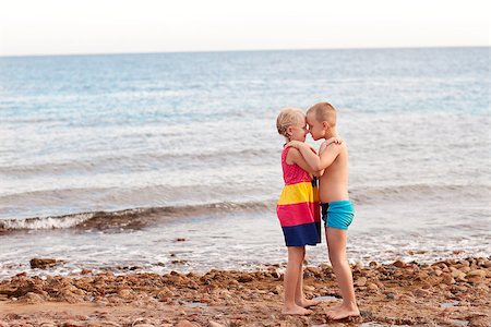 little children on the beach Foto de stock - Super Valor sin royalties y Suscripción, Código: 400-07176284