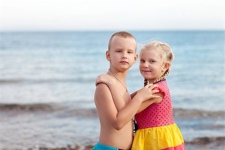portrait of two children on the beach Foto de stock - Super Valor sin royalties y Suscripción, Código: 400-07176285