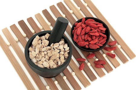 simsearch:400-07174356,k - Chinese herbal medicine of ginseng and wolfberry fruit. Panax schinsen, ren shen, gou qi zi. Stock Photo - Budget Royalty-Free & Subscription, Code: 400-07176451