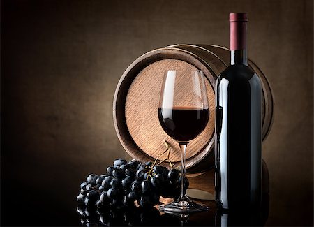 Bottle of red wine, grapes and wooden barrel Photographie de stock - Aubaine LD & Abonnement, Code: 400-07176697