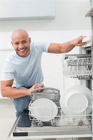 simsearch:400-07177497,k - Portrait of a smiling young man using dish washer in the kitchen at home Foto de stock - Super Valor sin royalties y Suscripción, Código: 400-07177499