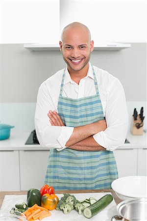 simsearch:400-07177497,k - Portrait of a smiling young man with vegetables standing in the kitchen at home Foto de stock - Super Valor sin royalties y Suscripción, Código: 400-07177492