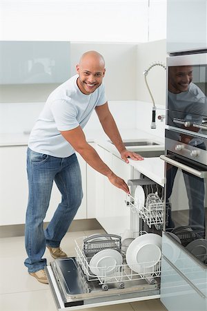 simsearch:400-07177497,k - Portrait of a smiling young man using dish washer in the kitchen at home Foto de stock - Super Valor sin royalties y Suscripción, Código: 400-07177493