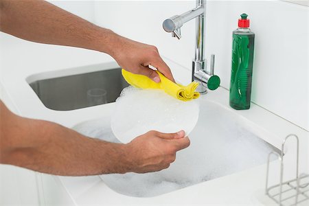 simsearch:400-07228658,k - Close up of a man's hands doing the dishes at kitchen sink in the house Stockbilder - Microstock & Abonnement, Bildnummer: 400-07177518