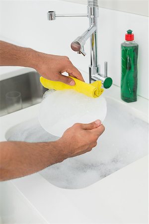 simsearch:400-07177497,k - Close up of a man's hands doing the dishes at kitchen sink in the house Foto de stock - Super Valor sin royalties y Suscripción, Código: 400-07177519