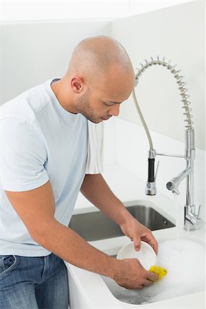 simsearch:400-07177497,k - Side view of a young man doing the dishes at kitchen sink in the house Foto de stock - Super Valor sin royalties y Suscripción, Código: 400-07177529