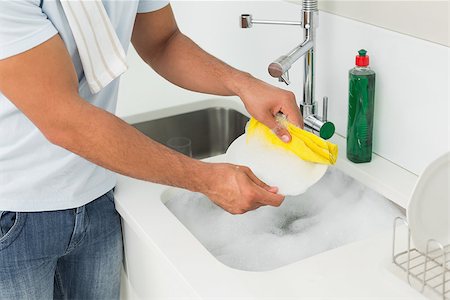 simsearch:400-07177497,k - Close up mid section of a man doing the dishes at kitchen sink in the house Foto de stock - Super Valor sin royalties y Suscripción, Código: 400-07177520